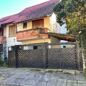Casa em condomínio com 3 dormitórios e 2 vagas no Guarujá