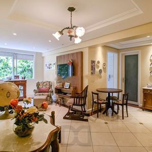 Apartamento à venda no bairro Menino Deus. Localizado em frente ao Parque Marinha do Brasil. O imóvel conta com 2 dormitórios e 1 vaga coberta.