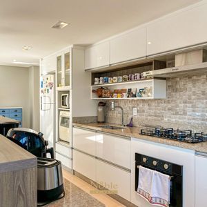 Apartamento com 124m², 3 dormitórios, 3 suítes, 2 vagas no Lê Classic em Torres para Comprar