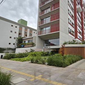 Apartamento com 88,1m2 privativos, 2 suites e 2 vagas lado a lado, andar alto e uma vista deslumbrante para o por do sol no Guáiba.