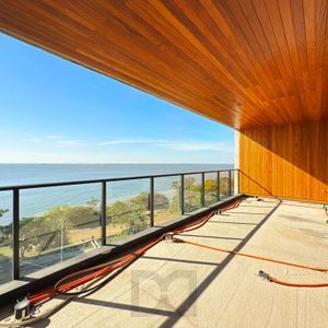 Belíssimo apartamento com 230,6m2, 3 suítes e 4 vagas de garagem. Projeto diferenciado e vista deslumbrante para o pôr do sol do Guaíba.