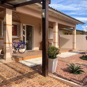 Casa com 180m², 5 dormitórios, 1 suíte, 2 vagas no bairro Praia da Cal em Torres para Comprar