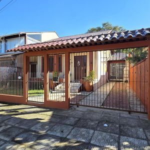 Casa térrea totalmente reformada, com 3 dormitórios, sendo 2 suítes e 2 vagas de garagem.