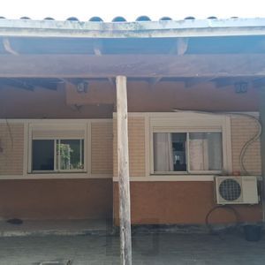 Casa com 2 dormitórios com pátio e edícula.