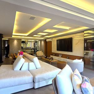 Cobertura de Alto Padrão com 357m2, 3 suítes e 3 vagas de garagem. Vista Permanente para o Guaíba | Porteira Fechada | Bairro Cristal.