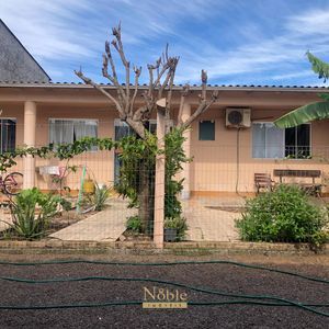 Casa com 180m², 5 dormitórios, 1 suíte, 2 vagas no bairro Praia da Cal em Torres para Comprar