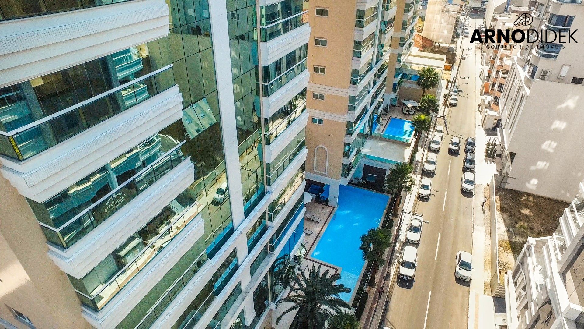 Apartamento à venda com 3 quartos, 135m² - Foto 2