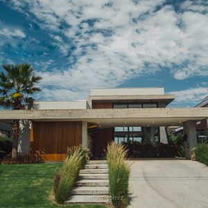 Casa no Condomínio Ocean Side com 4 suítes e 100% mobiliada