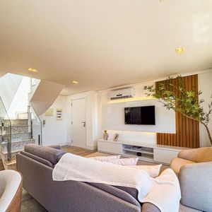 Apartamento com terraço, exclusivo pela Rua Sete de Setembro.