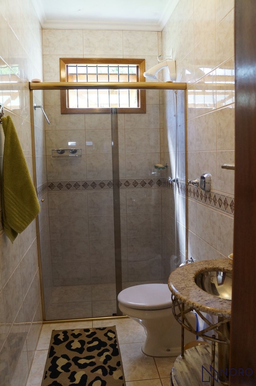 Casa ampla , 3 dormitórios, suíte,2 vagas de garagem no Bairro Duque de Caxias.