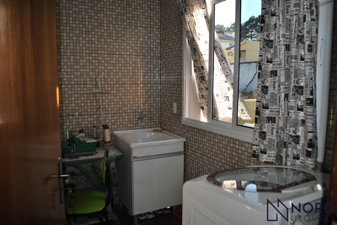 Casa de 3 Dormitórios sendo 2 Suítes, vaga para 2 carros com pátio.