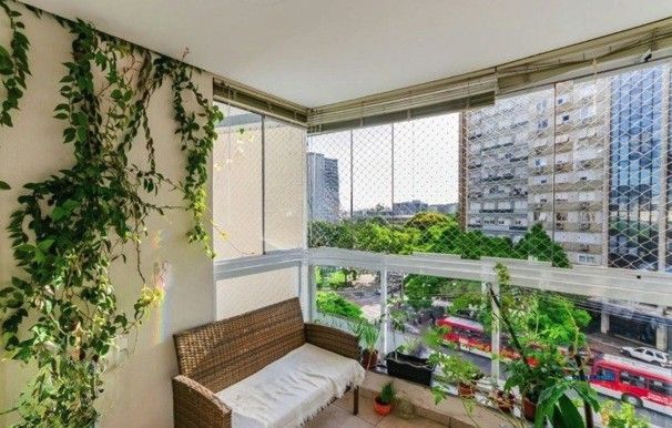 Apartamento de frente com vista panorâmica, sacada,3 dormitórios,1suíte para venda no bairro Centro Histórico em Porto Alegre/RS.