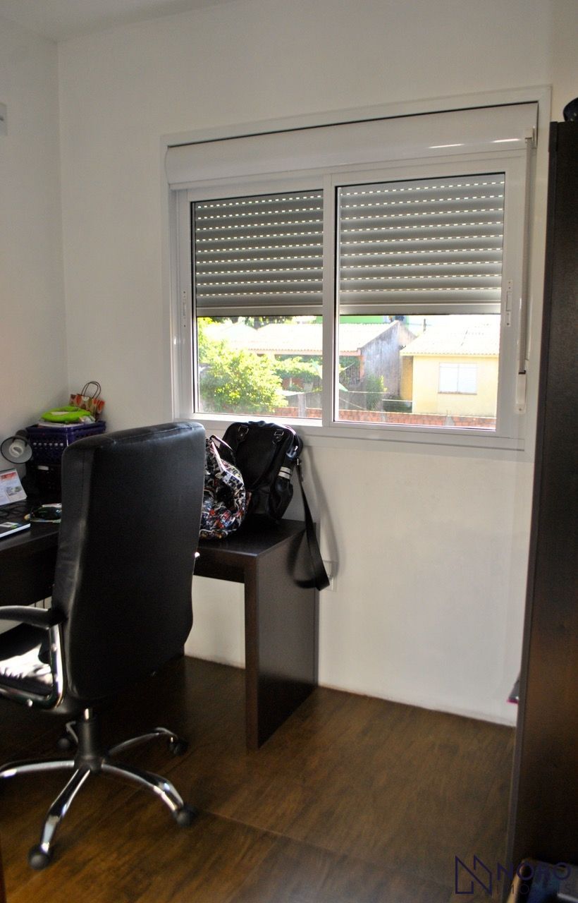 Casa de 3 Dormitórios sendo 2 Suítes, vaga para 2 carros com pátio.