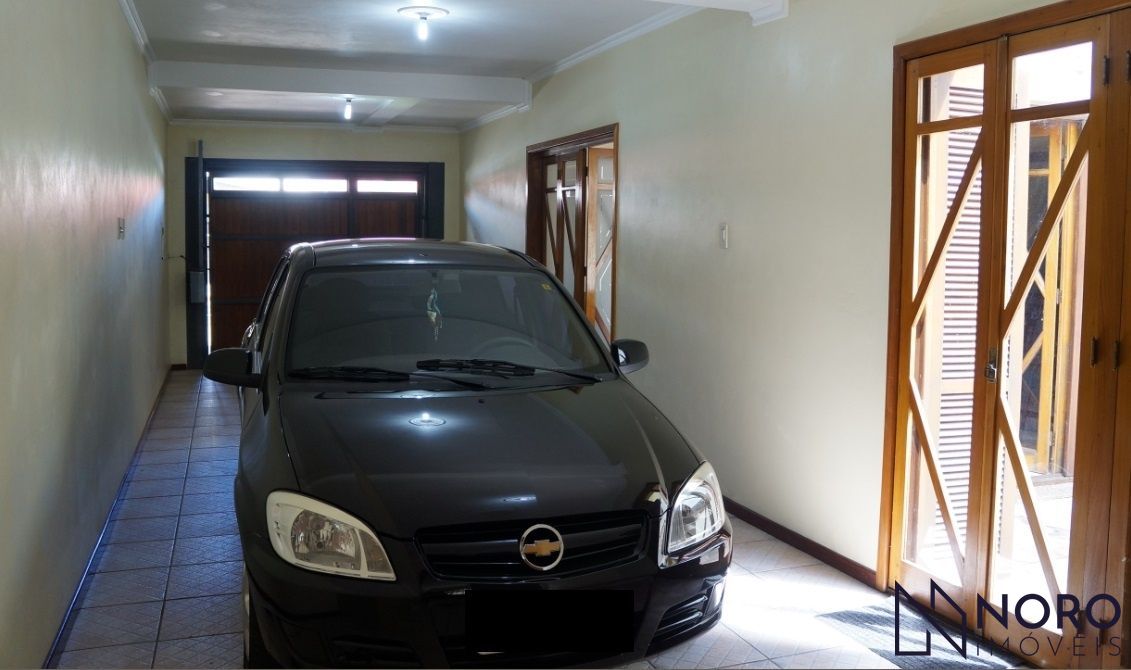 Casa ampla , 3 dormitórios, suíte,2 vagas de garagem no Bairro Duque de Caxias.