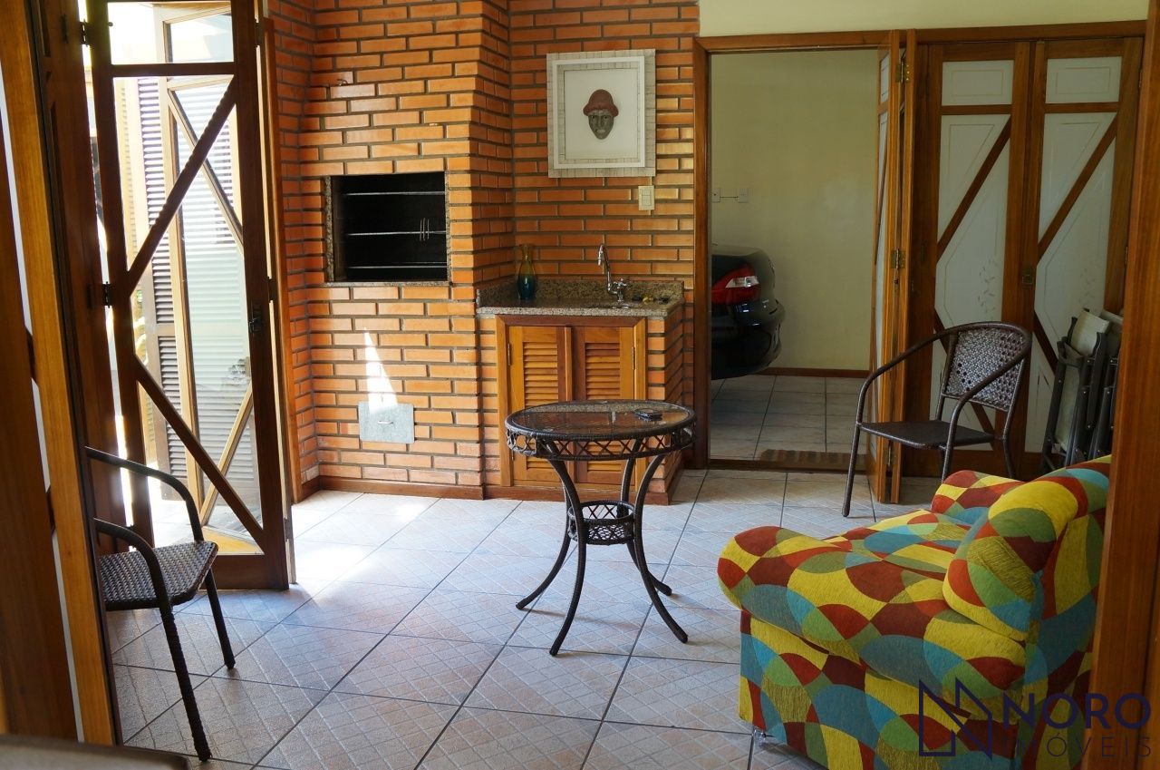 Casa ampla , 3 dormitórios, suíte,2 vagas de garagem no Bairro Duque de Caxias.