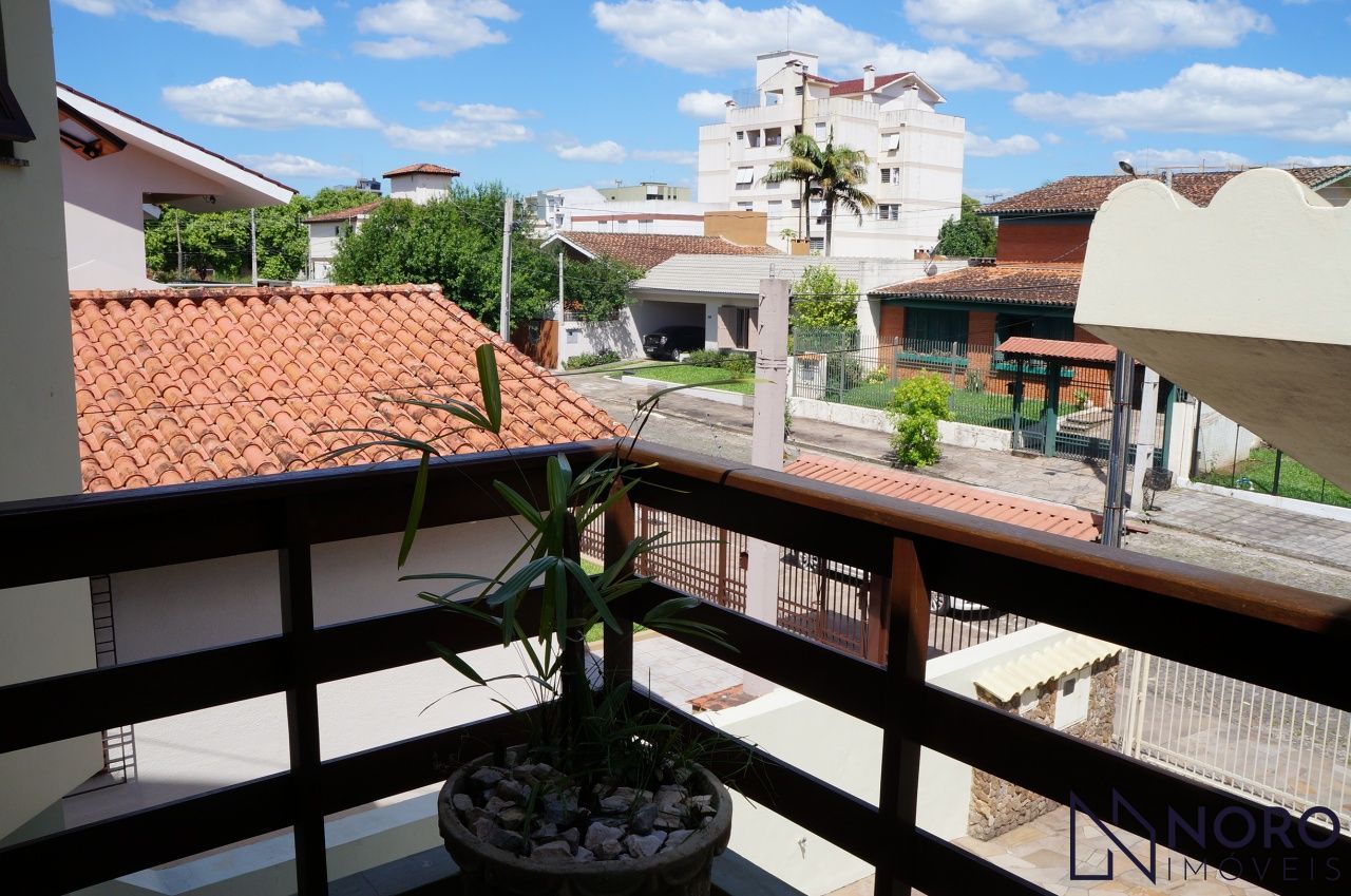 Casa ampla , 3 dormitórios, suíte,2 vagas de garagem no Bairro Duque de Caxias.