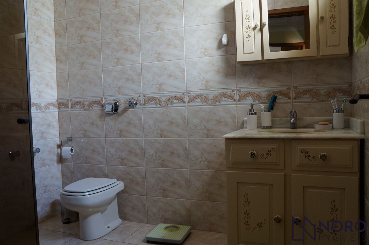 Casa ampla , 3 dormitórios, suíte,2 vagas de garagem no Bairro Duque de Caxias.