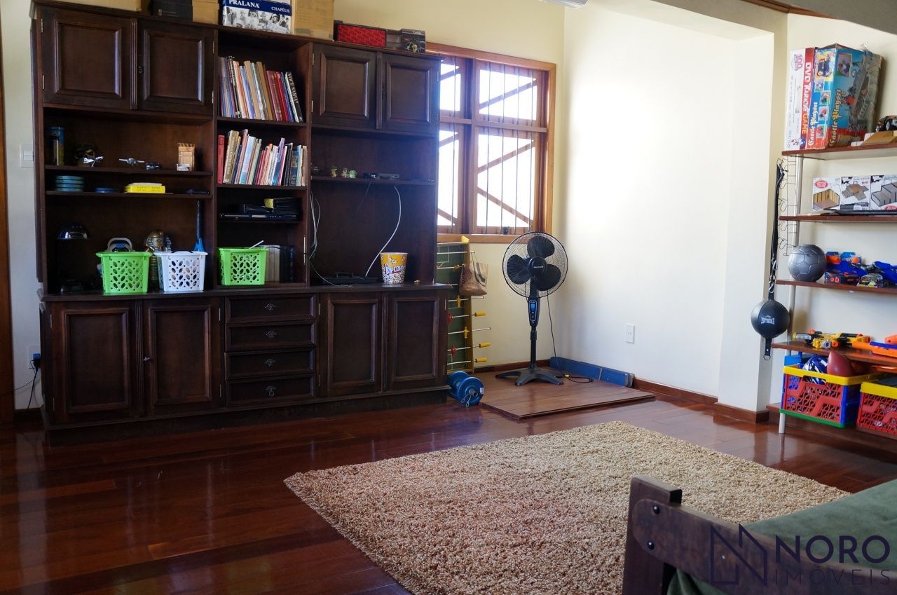 Casa ampla , 3 dormitórios, suíte,2 vagas de garagem no Bairro Duque de Caxias.