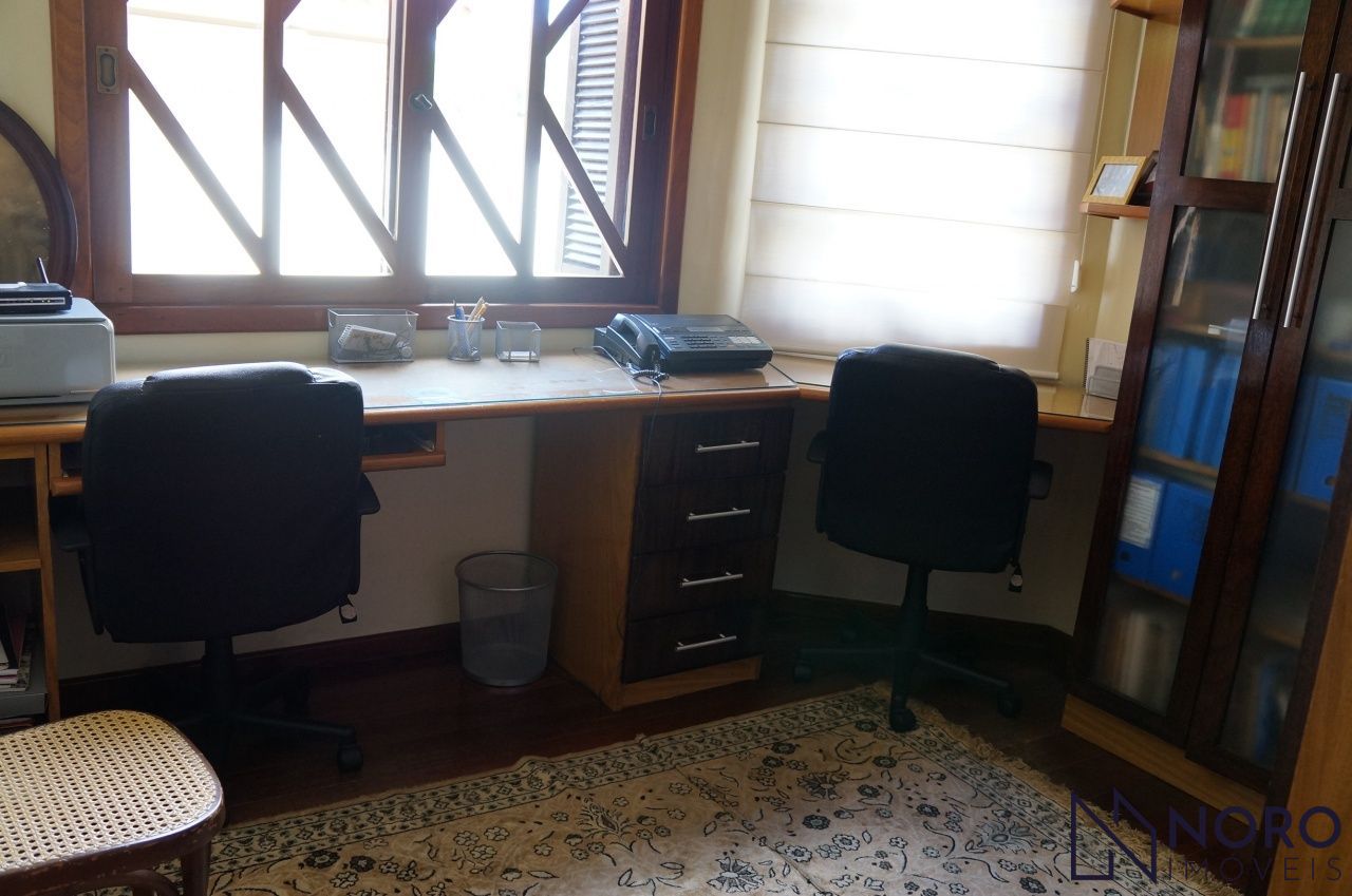 Casa ampla , 3 dormitórios, suíte,2 vagas de garagem no Bairro Duque de Caxias.