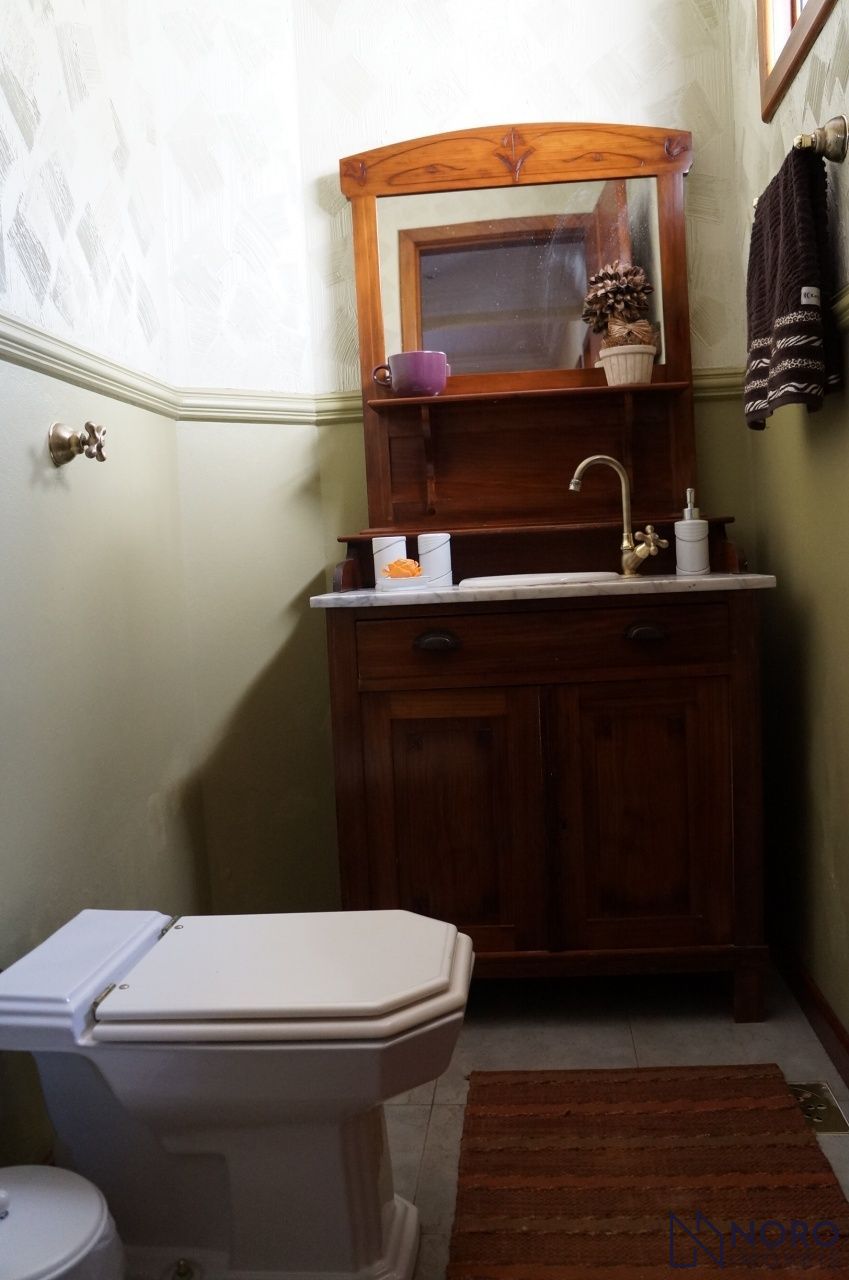 Casa ampla , 3 dormitórios, suíte,2 vagas de garagem no Bairro Duque de Caxias.