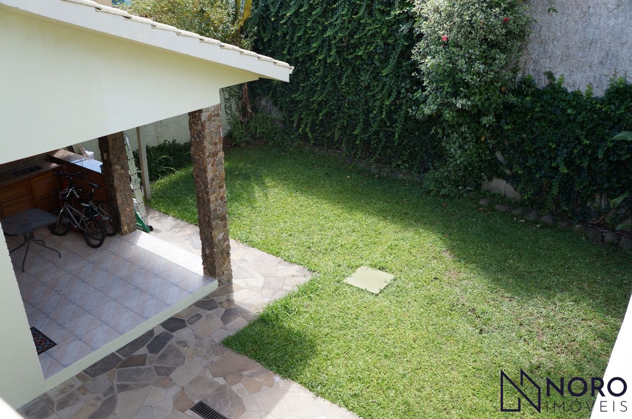 Casa ampla , 3 dormitórios, suíte,2 vagas de garagem no Bairro Duque de Caxias.