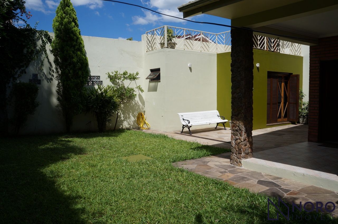 Casa ampla , 3 dormitórios, suíte,2 vagas de garagem no Bairro Duque de Caxias.