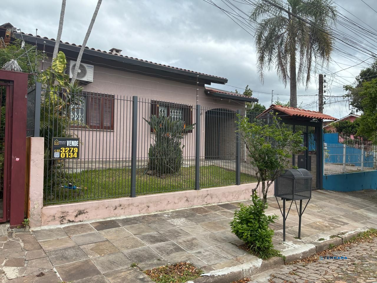 RESIDENCIA NO PARQUE SANTA FÉ RECENTEMENTE REFORMADA COM TRES DORMITORIOS, ESCRITORIO, SALÃO DE FESTAS, PISCINA, CHURRASQUEIRA.
