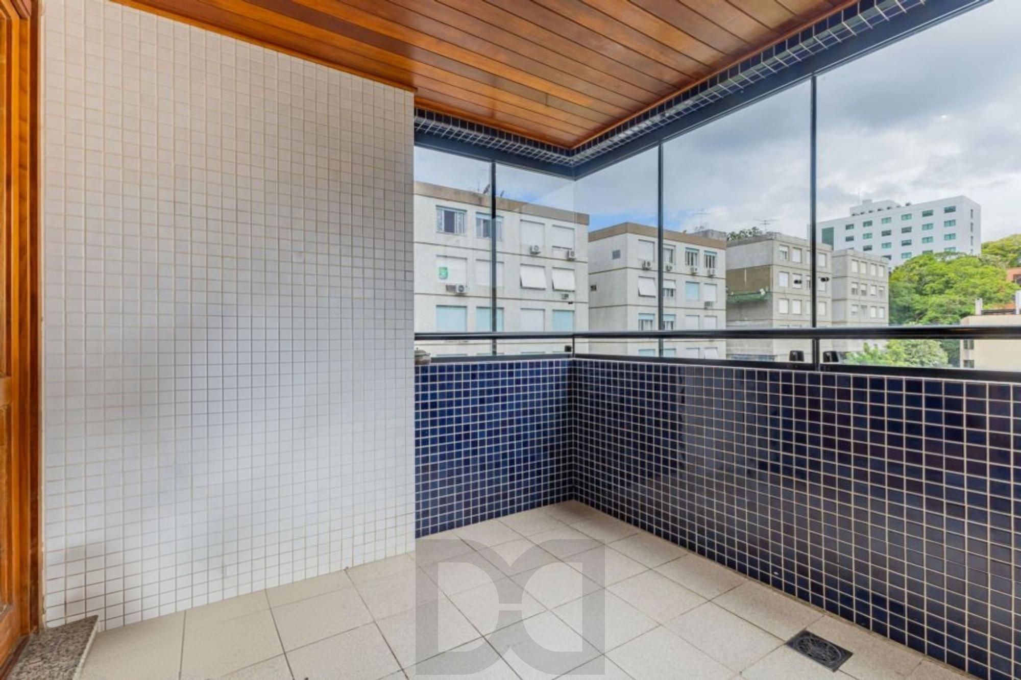 Apartamento com 3 quartos, 1 suíte, 3 vagas e elevador no Bairro São João. — foto 14