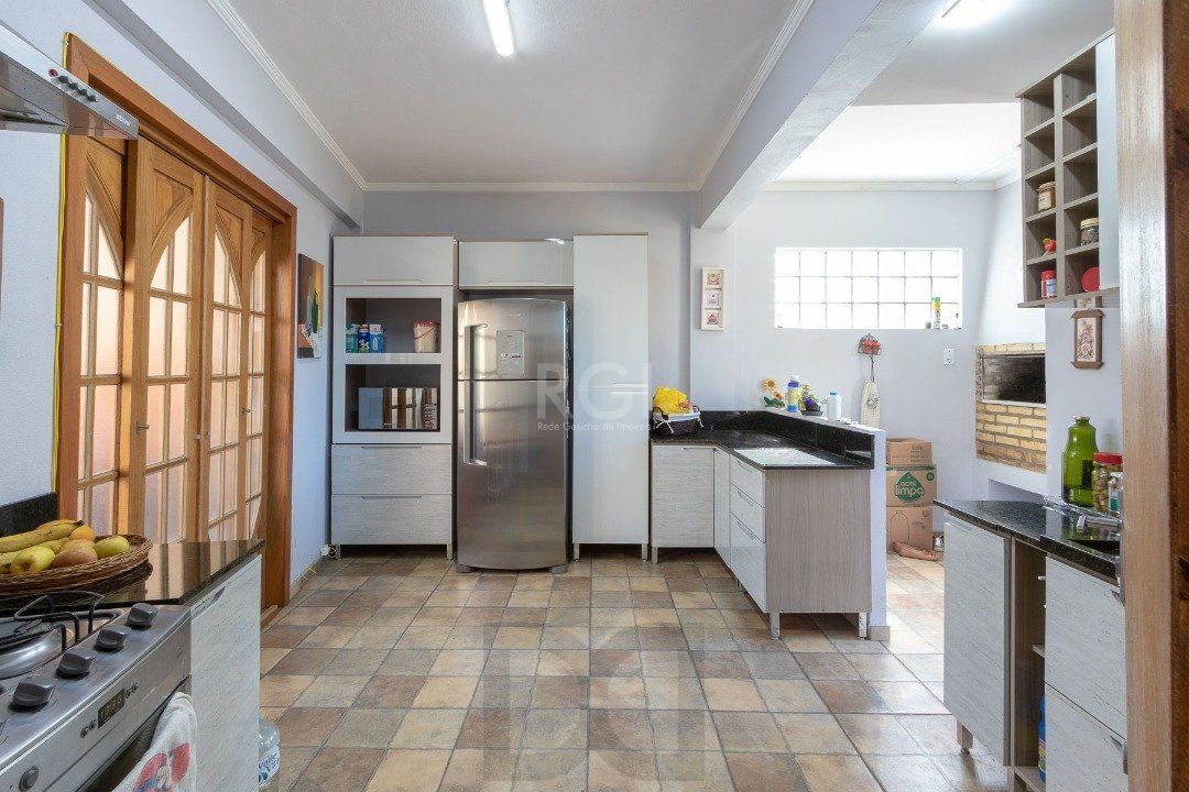 Casa para Venda - 370m², 4 dormitórios, sendo 1 suites, 6 vagas - Lomba do Pinheiro — foto 10