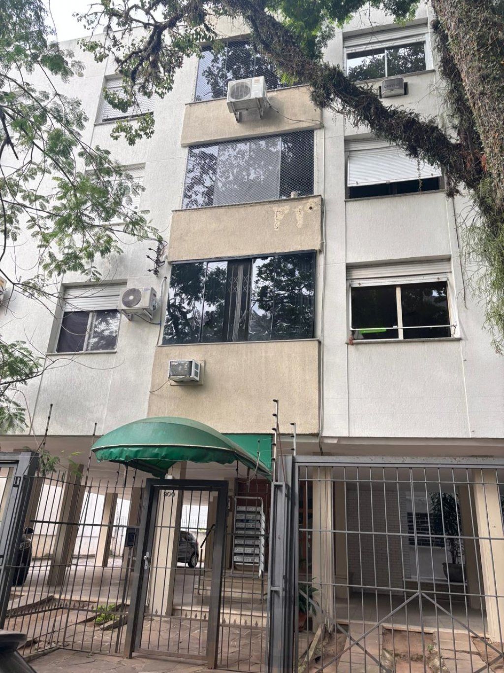 Apartamento 3 dormitórios com 84 metros privativos no bairro Menino Deus. — foto 2