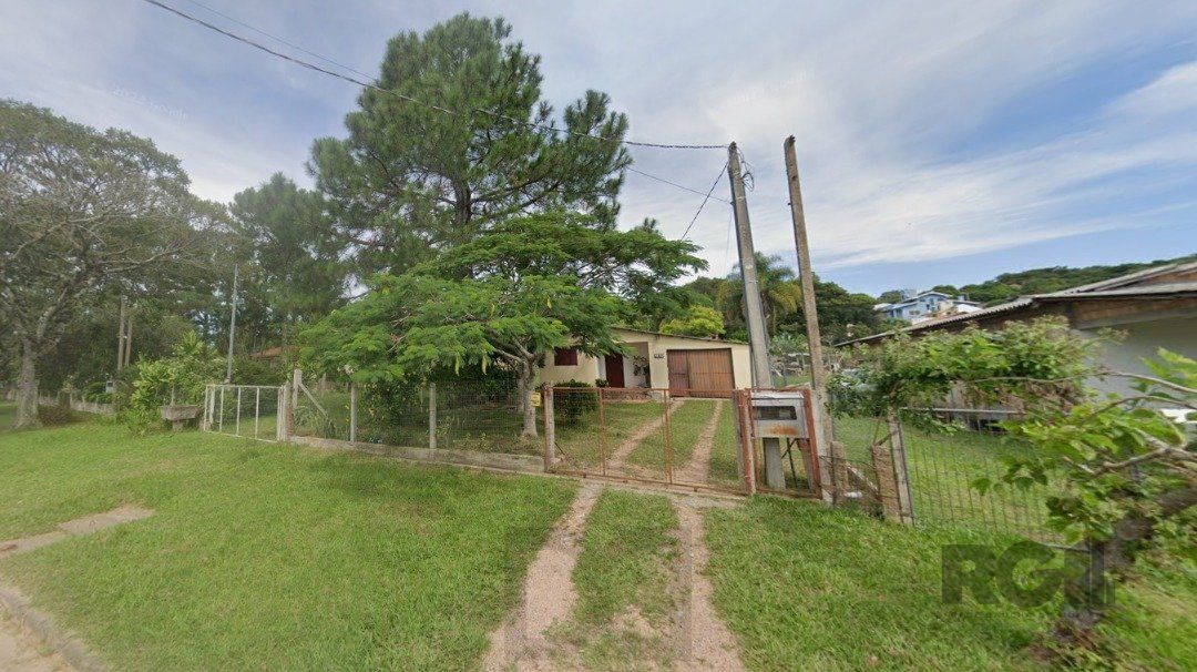 Dois quartos, 01 banheiro, 01 sala de star, 01 sala de jantar, cozinha, 01 garagem para três carros com churrasqueira. — foto 1