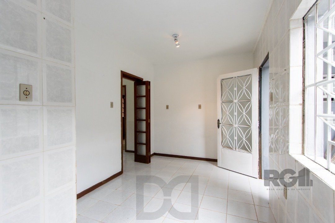 Com 4 dormitórios, incluindo uma suíte, é perfeita para acomodar toda a sua família. — foto 75