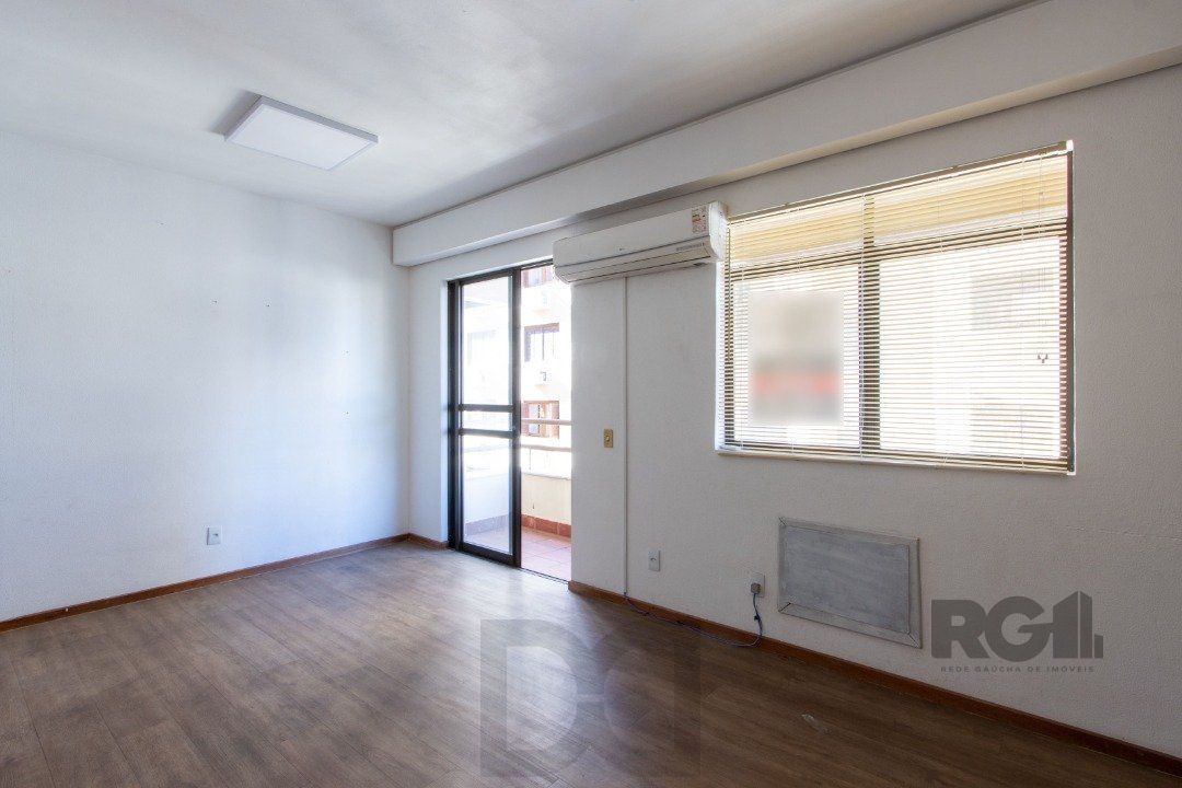 EXCELENTE SALA COMERCIAL, muito bem localizada no bairro Menino Deus, 01 banheiro, sacada e ar condicionado split, toda montada — foto 4