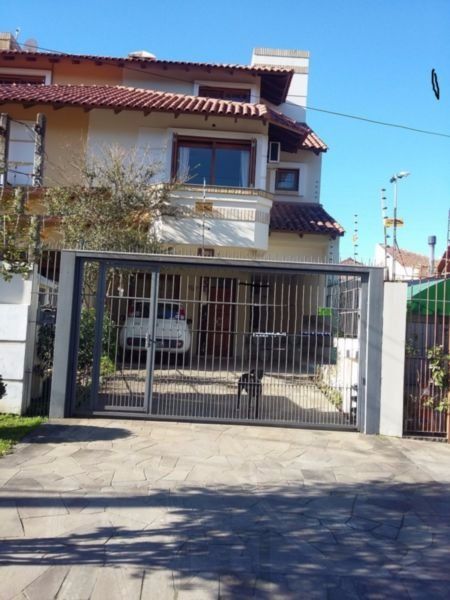 Sobrado em Ipanema, zona sul de Porto Alegre, com 175m² - 3 dormitorios, sotão, piscina. — foto 2