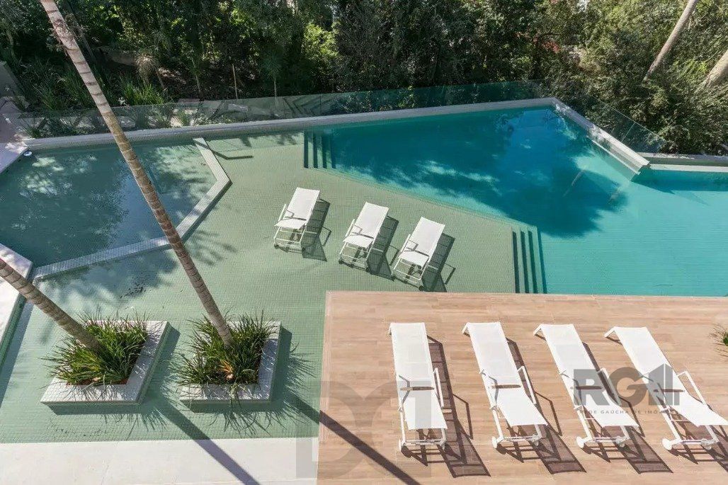 piscina com quebra gelo