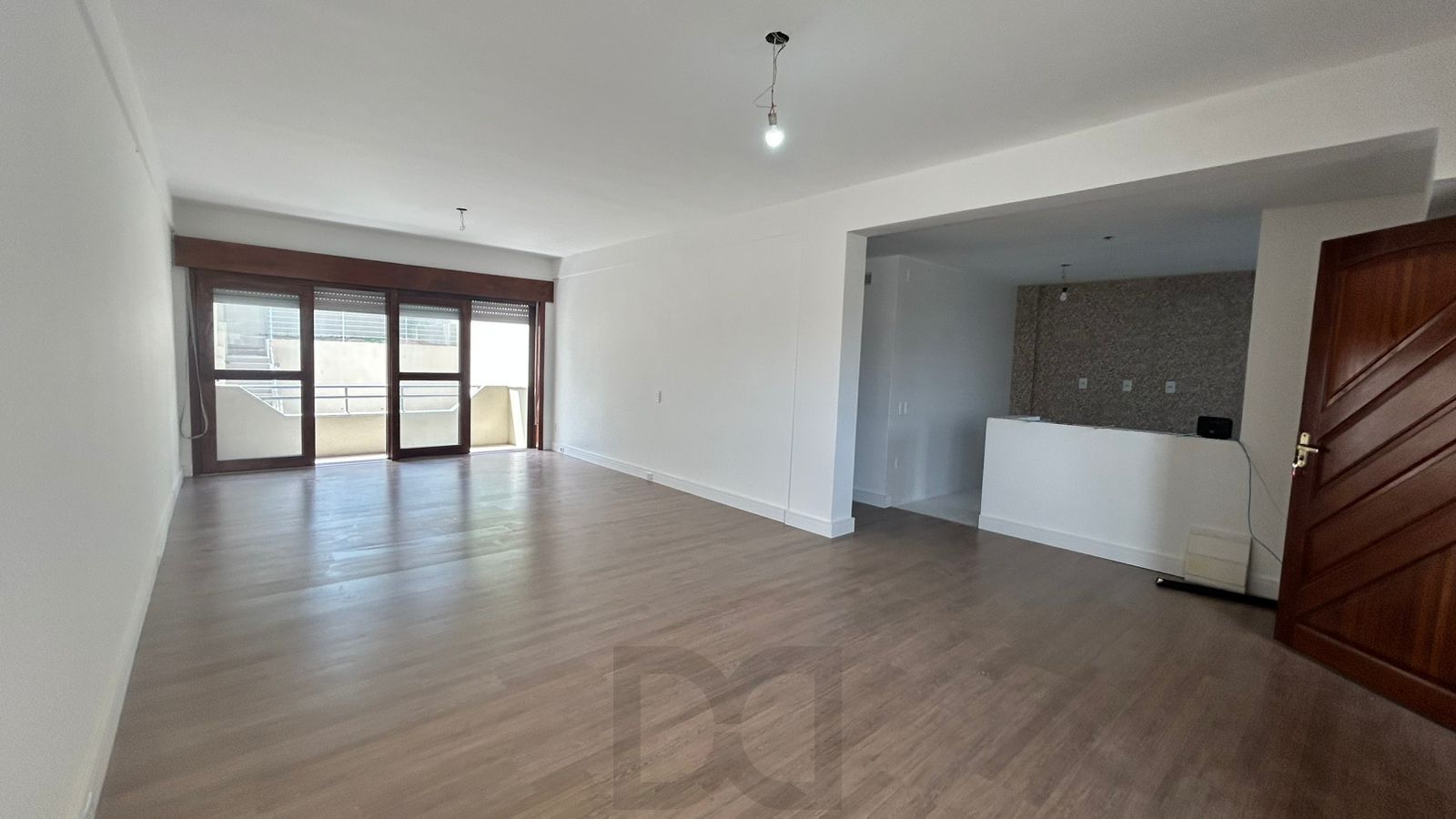 Apartamento 2 dormitórios no bairro Medianeira em Porto Alegre para Alugar — foto 1