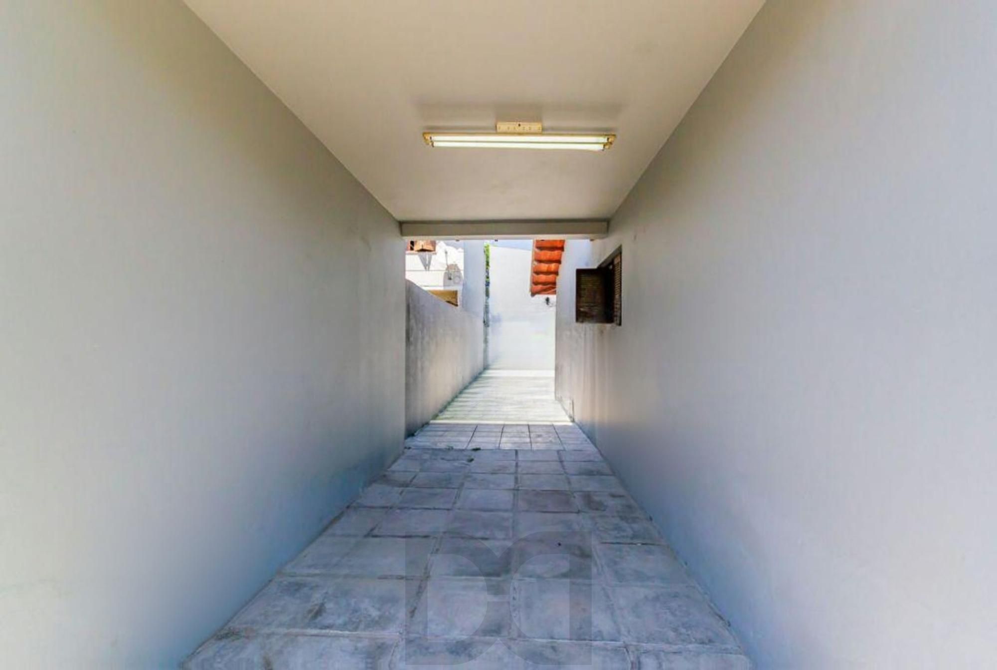Casa com 3 quartos, 4 vagas e amplo pátio no Bairro Sarandí — foto 13