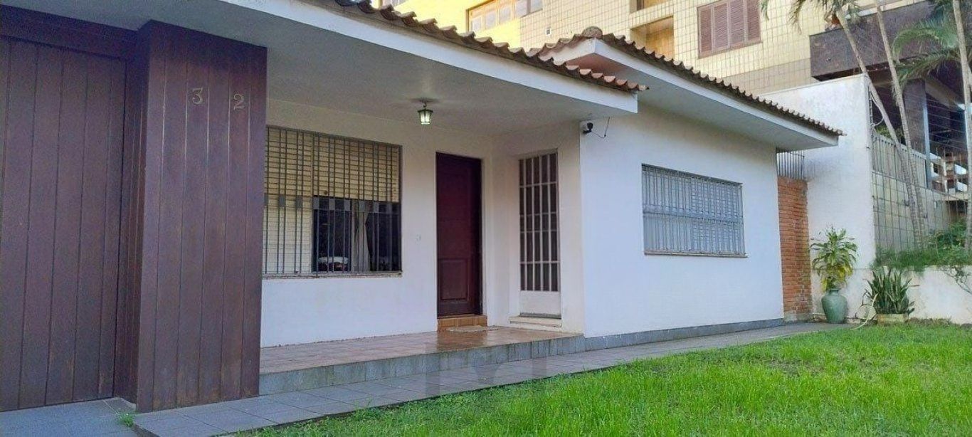 Casa com 4 quartos, 4 vagas e amplo pátio no Bairro Jardim Lindóia — foto 1
