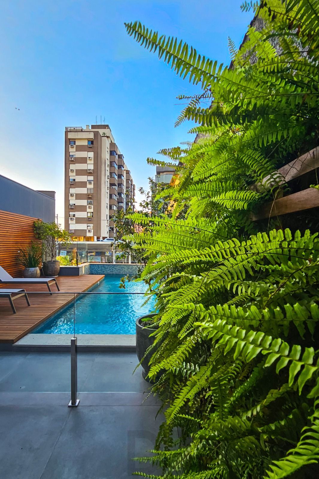 Apartamento completamente mobiliado e decorado, sacada, churrasqueira e vaga, com vista! — foto 11