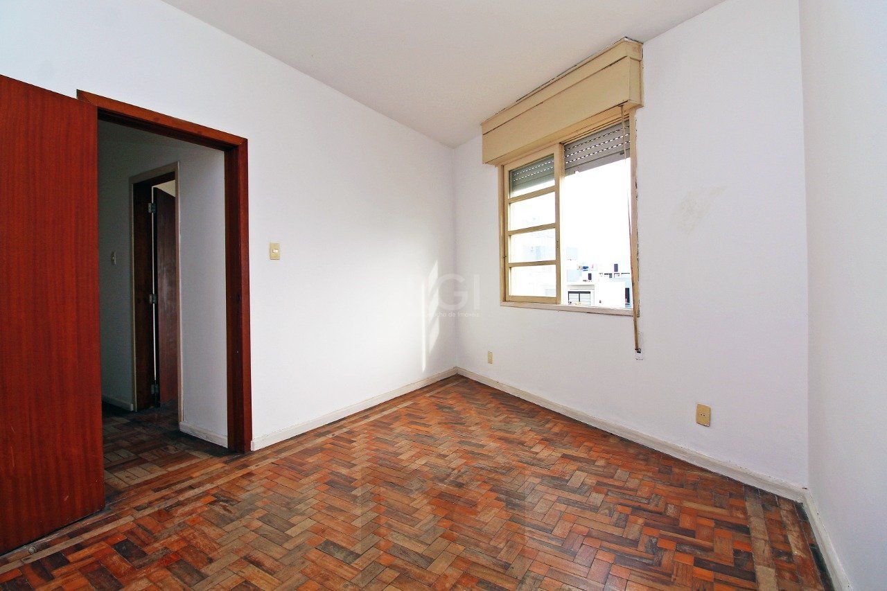 Apartamento de 2 (dois) dormitórios, com excelente localização, no Bairro Petrópolis. Amplo living, cozinha e área de serviço, banho social. — foto 4