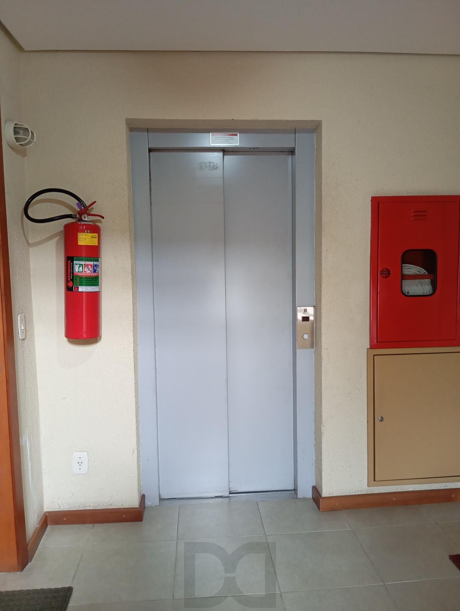 Apartamento com 2 Dormitórios, Vaga Dupla e Elevador no Floresta — foto 29