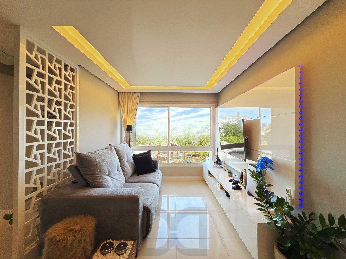 Apartamento mobiliado de 2 quartos, elevador e 1 vaga no bairro Morro Santana