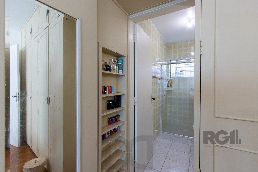 Casa térrea, com 3 dormitórios, 1 suíte, no bairro Ipanema. — foto 22