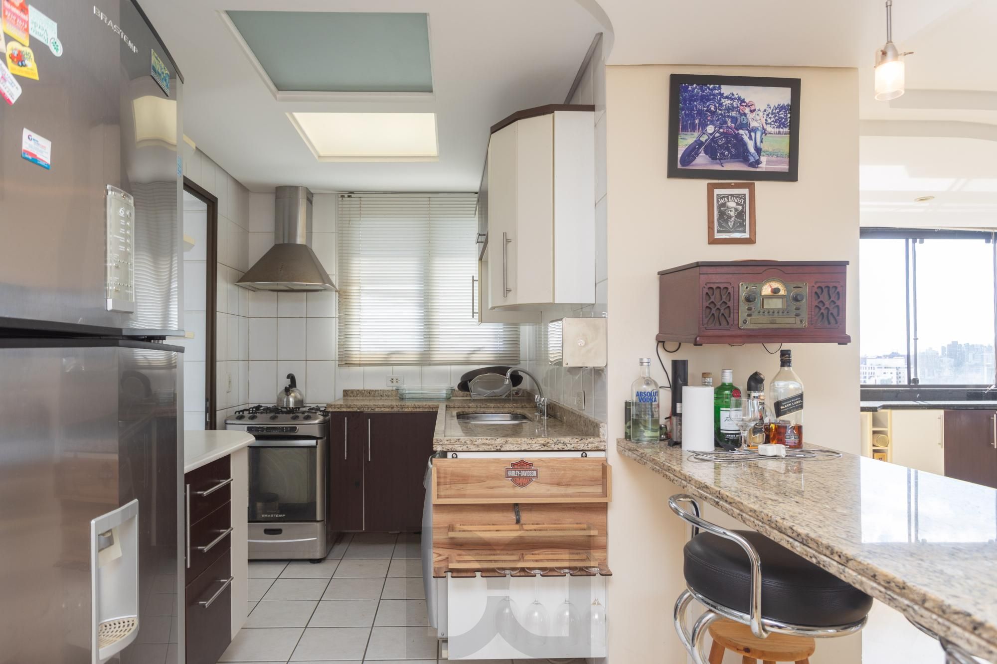 Apartamento 2 dormitórios sendo 1 suíte e 3 vagas no Petrópolis. — foto 9