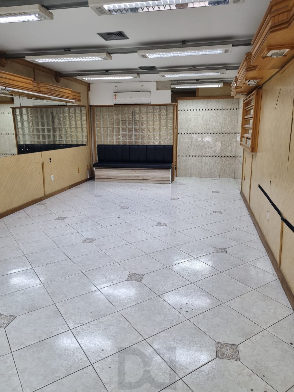 Loja Térrea de Frente à Venda no Centro Histórico de Porto Alegre — foto 3