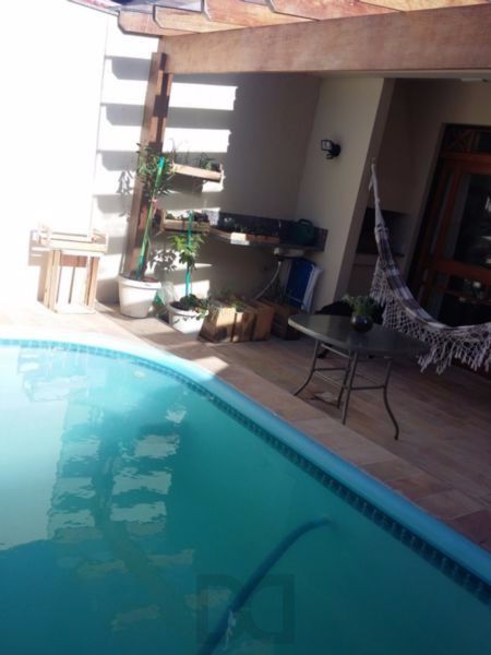 Sobrado em Ipanema, zona sul de Porto Alegre, com 175m² - 3 dormitorios, sotão, piscina. — foto 25