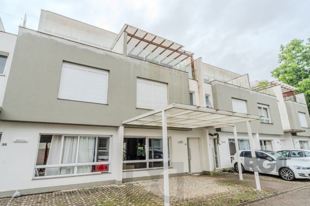 Casa impecável e mobiliada, com 3 niveis, possui 3 dormitórios sendo 1 suíte, 4 banheiros. — foto 1