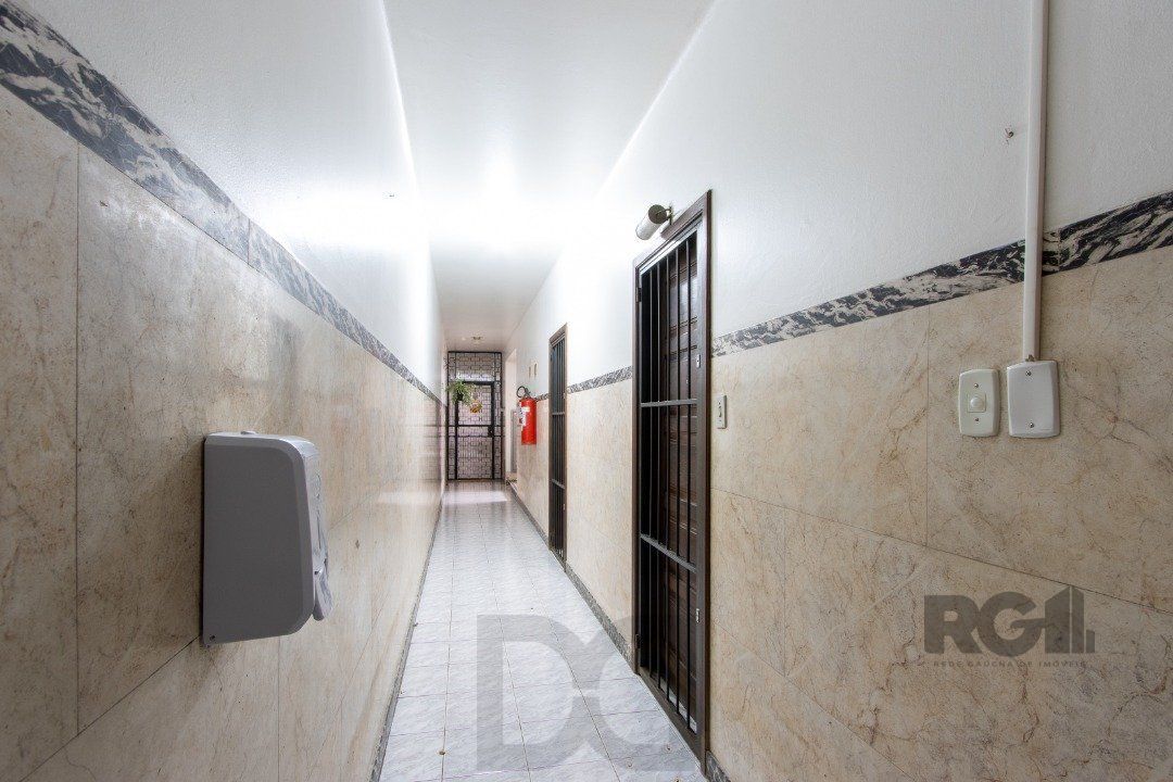 Apartamento térreo, com pátio, 2 quartos - Bairro Menino Deus — foto 5
