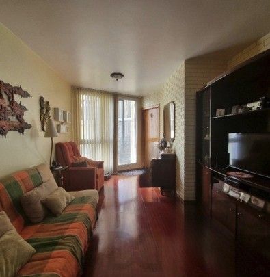 Apartamento de 2 dormitórios, semi mobiliado, ensolarado para venda no bairro Cidade Baixa em Porto Alegre/RS. — foto 1