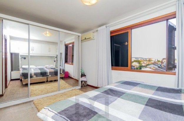 Linda cobertura de 4 dormitórios,1 suíte , 4 banheiros para venda, 4 vagas de garagens cobertas e escrituradas, 1 terraço com deck, piscina e churrasqueira no bairro Jardim Lindóia em Porto Alegre/RS. — foto 15
